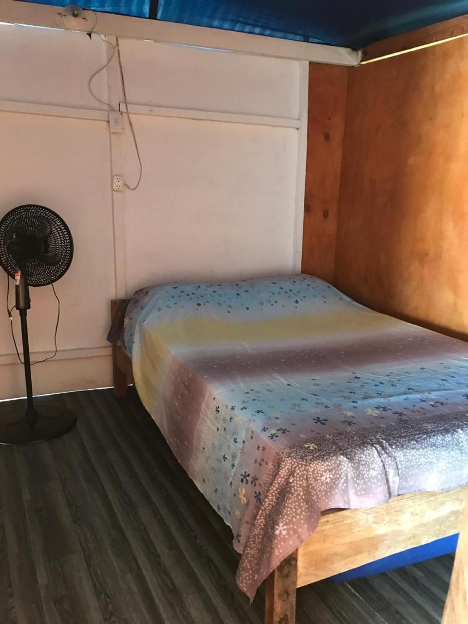 Cabanas Black And White Pensión *